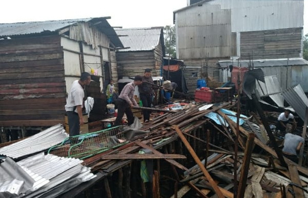 67 Rumah dan 3 Fasilitas Umum di Tanah Merah Rusak Dihantam Puting Beliung